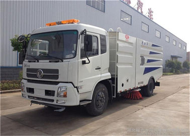 中国 RHD Dongfeng 4x2の真空の掃除人のトラック、機械4000リットルの道のクリーニング サプライヤー
