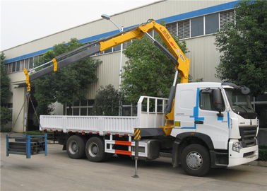 中国 Sinotruk HOWO A7 6x4のトラックは25トンのクレーンを貨物によって取付けられたまっすぐな腕クレーン取付けました サプライヤー