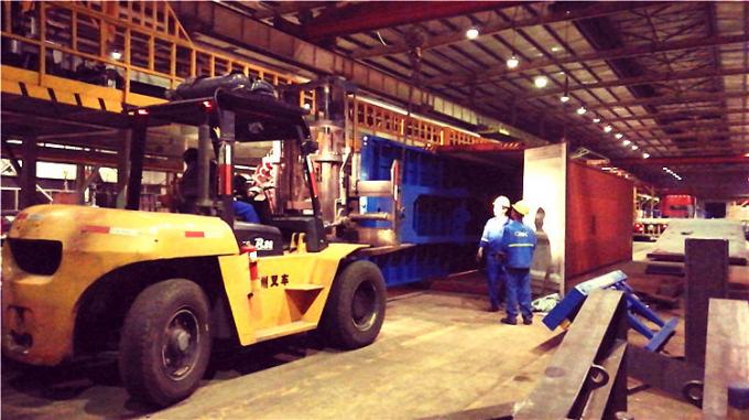 中国有名なCLW 40-60のトンの平床式トレーラーの掘削機のトラックのトレーラーおよび低い平面トレーラー